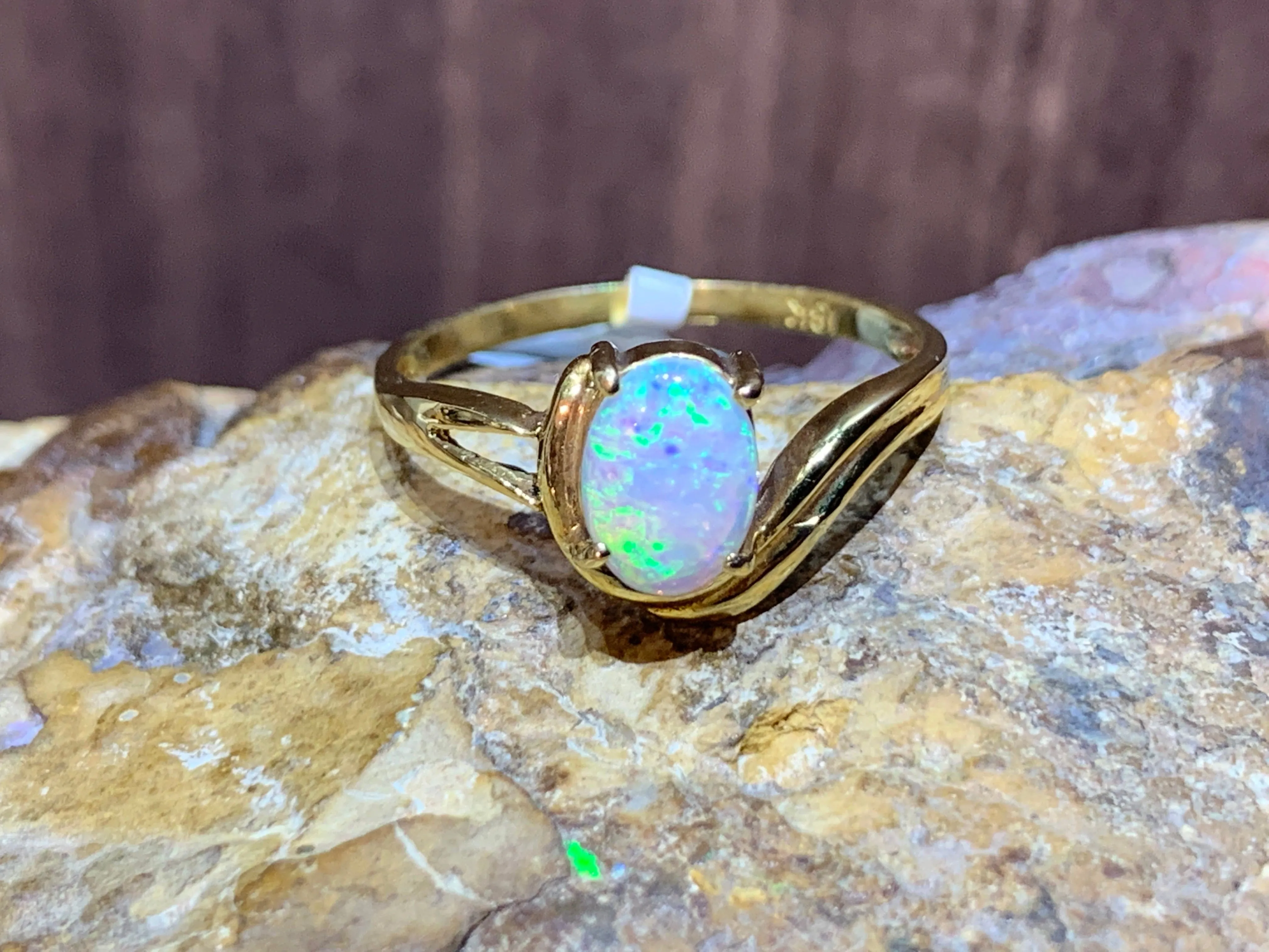18kt Yellow Gold Opal solitaire ring