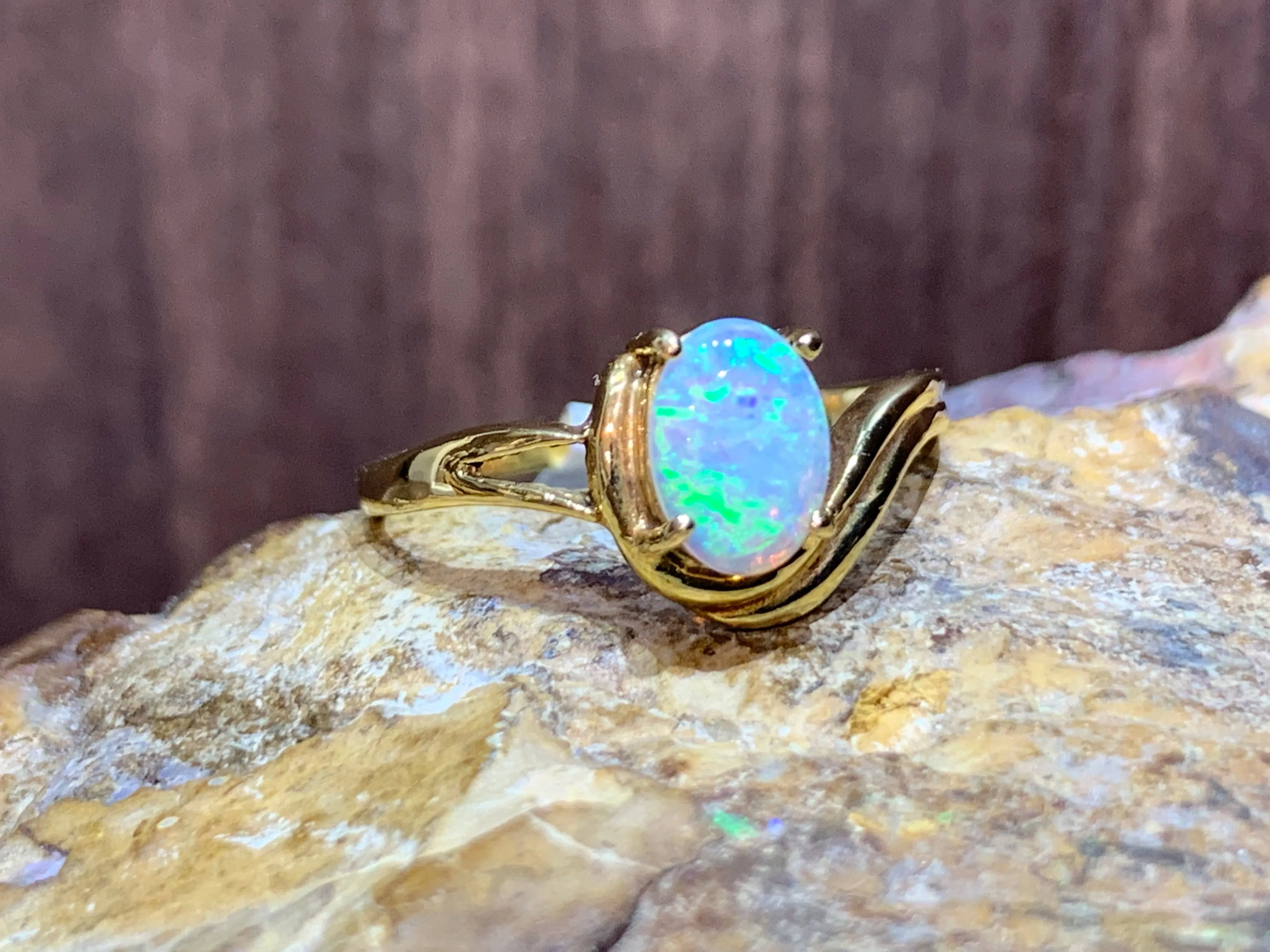 18kt Yellow Gold Opal solitaire ring