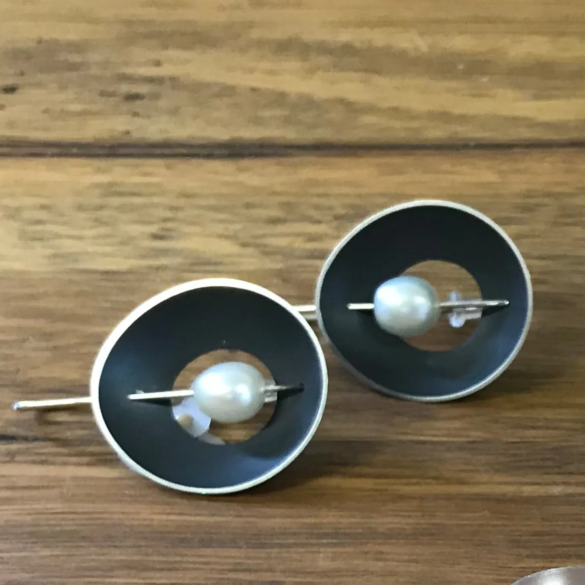 Periwinkle earrings with white pearl