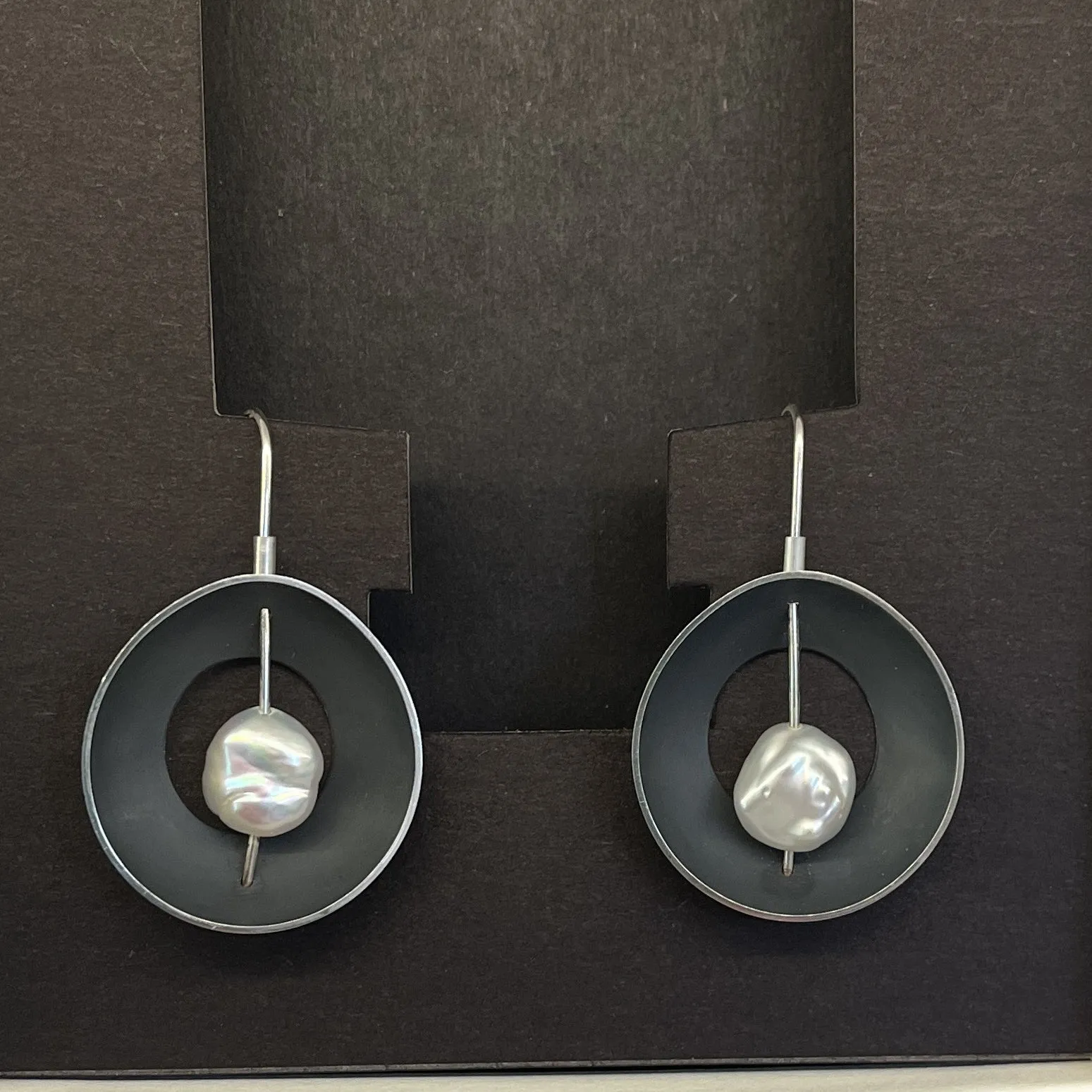 Periwinkle earrings with white pearl